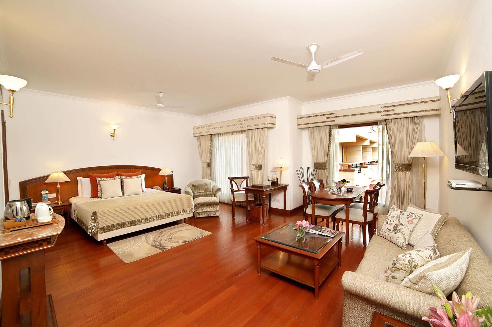 Jaypee Palace Hotel Агра Екстериор снимка